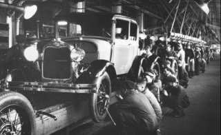 Prva proizvodna linija na svetu: montaža automobila Ford T.