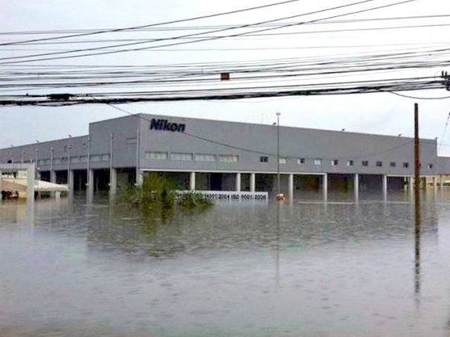 Poplave na Tajlandu su devastirale mnoge pogone. Nikon je prošao k'o bos po trnju.