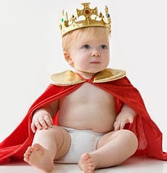 Slika iz vremeplova: zamalo-pa-unuk prestolonaslednika britanske krune. ema veze pto se rodio pre pet dana, već izgleda ovako.