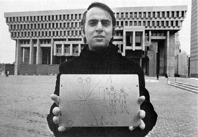 Karl Segan drži u rukama ploču koja je poslata ka zvezdama na sondama Pioneer 10 i Pioneer 11.