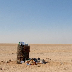 A ovo je kanta za smeće usred pustinje u blizini Hurgade. Xaxaxaxaxaxaxaxaxa... Hm... Jea, votever.