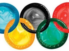 Najpre je neko primetio da je 10.500 sportista dobilo samo po 15 kondoma, a Olimpijada traje 17 dana. Uto se neko setio da neće biti problema ako se (bar) dvoje udruže u potrošnji.