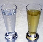 Levo: voda. Desno: ono što u nekim gradovima Srbije prodaju kao vodu iz vodovoda.