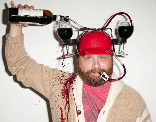 Presudno je važno da vino sipate u pravilno odabranu čašu, kao što to čini ovaj gospodin.