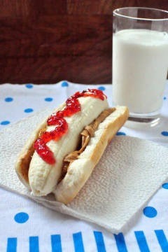 Hot-dog banana sa kikiriki-buterom i džemom. Hrana za drogirane gladijatore. Garant bez glutena.