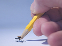 Nažalost, srce grafitne olovke je napravljeno od grafita, koji je izuzetno efikasan provodnik.