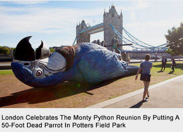 London slavi ponovno okupljanje ekipe Monti Pajton postavljanjem mrtvog papagaja od 15 metara u parku Poters Fild.